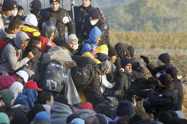 Haos na granici: 3.000 migranata probilo kordon hrvatske policije!