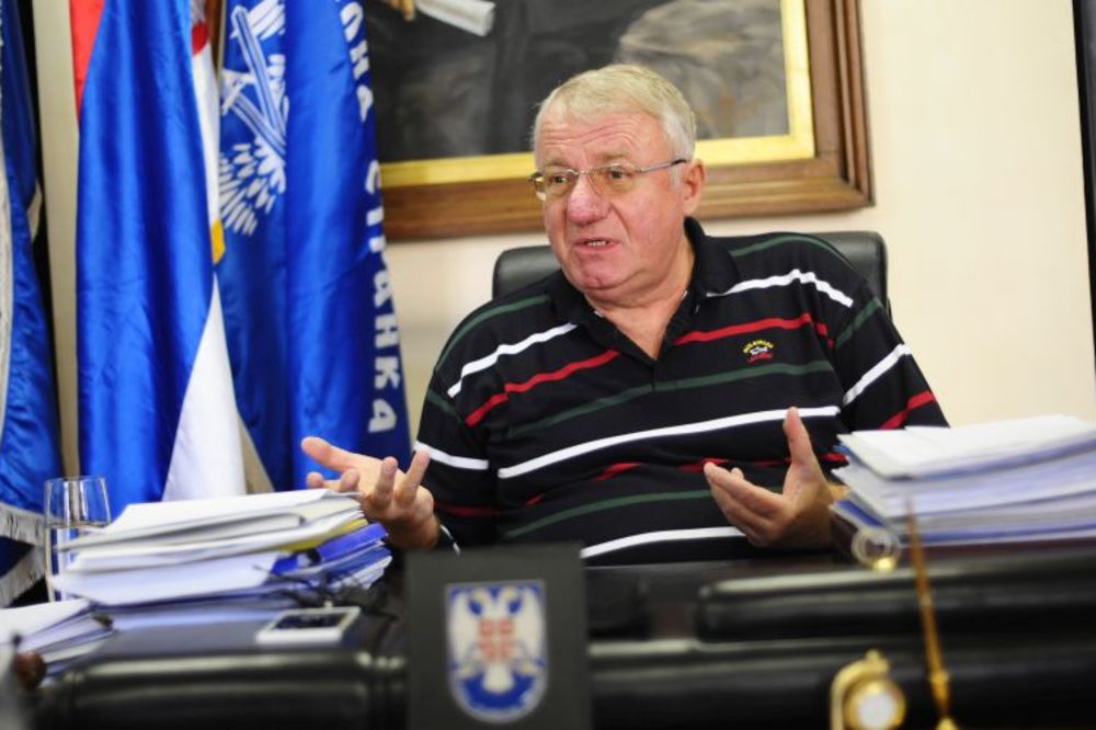 Šešelj: Ako će neko da kupi naš plakat za 150 evra, štampaćemo još! (FOTO)