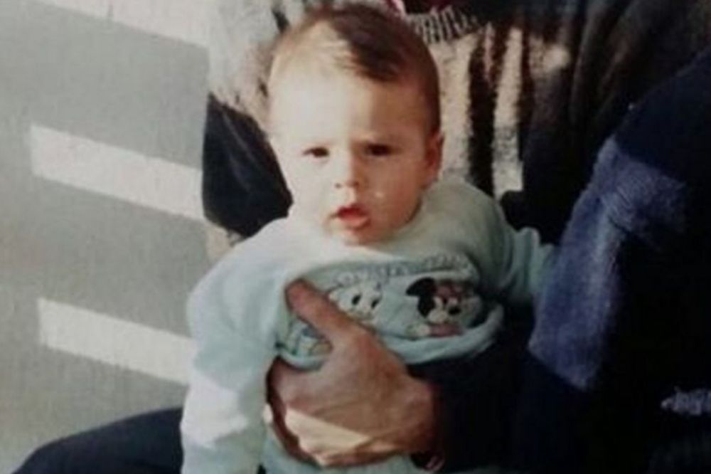 Poznat? Ovaj slatki bebac danas je muž najlepše srpske mame (FOTO)