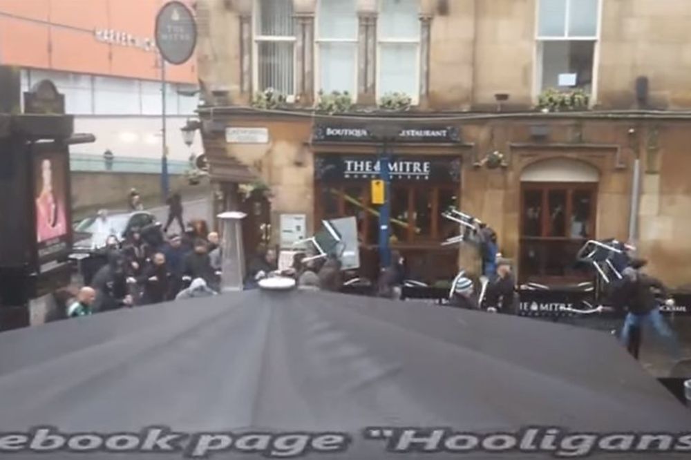 Haos u Mančesteru: Poljski huligani napali navijače Sevilje! (VIDEO)