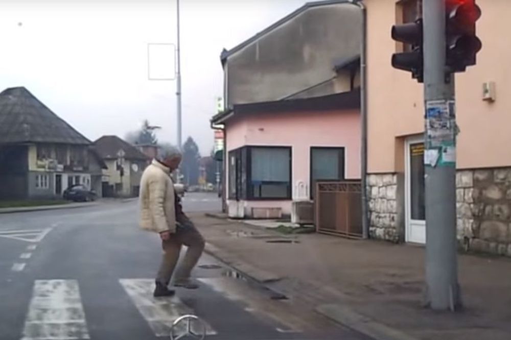 Korak napred, nazad dva: Pijani Bosanac prkosi zakonima fizike! (VIDEO)