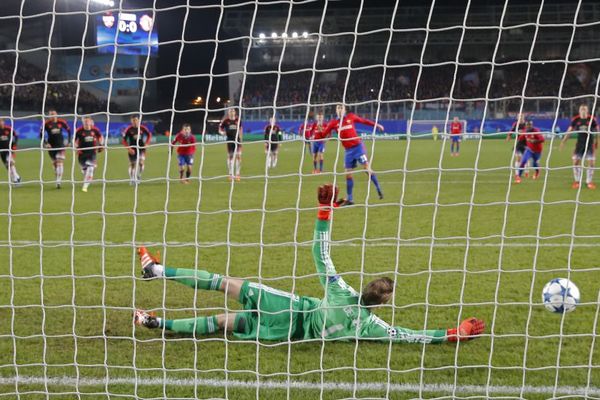 Noć promašenih penala u Ligi šampiona - Nije se posrećilo Dumbiji, Đurđiću... (VIDEO)