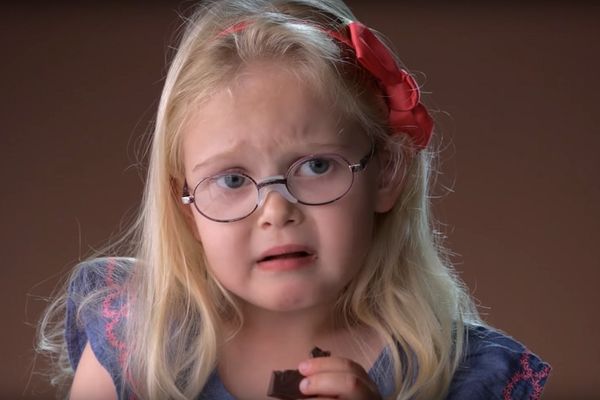 Ova deca prvi put u životu probaju gorku čokoladu: Pogledajte kako slatko to izgleda (VIDEO)