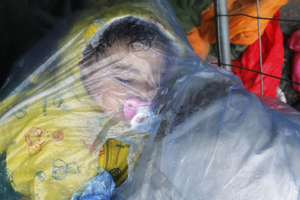 Dok grlite dete večeras, setite se ovih fotki: Beba migranata umotana u kesu da se utopli!