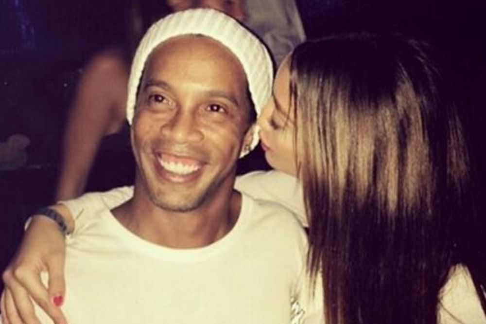 Srpkinja zavela Ronaldinja? Legenda fudbala u čvrstom zagrljaju srpske manekenke! (FOTO)