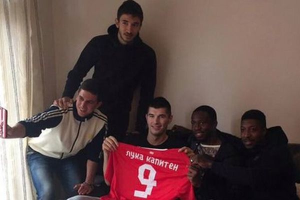 Svi kao jedan: Fudbaleri Zvezde posetili Luku Mitrovića (FOTO)