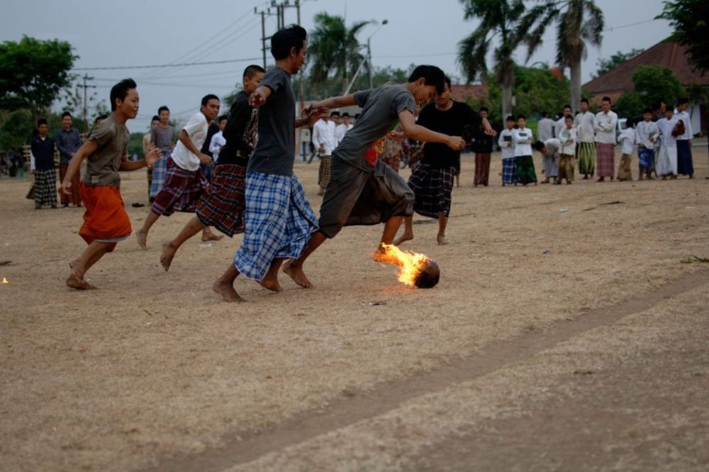 Za ovo treba imati petlju: Igraju fudbal sa vatrenom loptom?! (FOTO) (VIDEO)