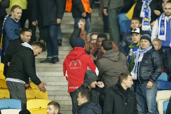 Rasistički skandal u Kijevu: Navijači Čelsija dobili batine, jer su tamne puti! (FOTO) (VIDEO)