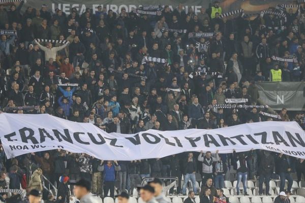 Francuz došao u Beograd  da gleda Partizan i transparentom oduševio ceo stadion! (FOTO)