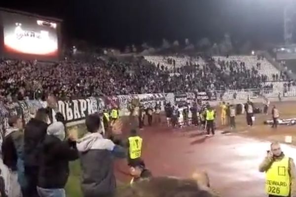 Pesma uprkos porazu: Fudbaleri Partizana ovacijama ispraćeni u svlačionicu! (VIDEO)