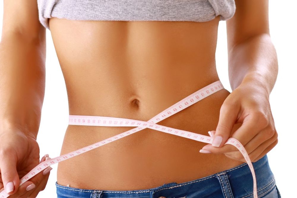 Uvijala je stomak u foliju da bi smršala i evo šta joj se desilo! (VIDEO)