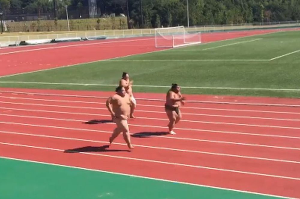Valjaćete se od smeha: Urnebesna trka sumo rvača na 100 metara! (VIDEO)
