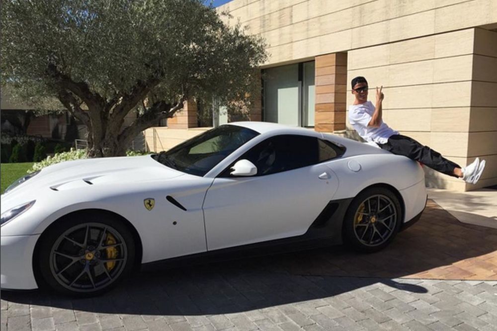 Ronaldo je za dan zaradio novi Ferari: 300.000 evra za novo čudo u garaži! (FOTO)