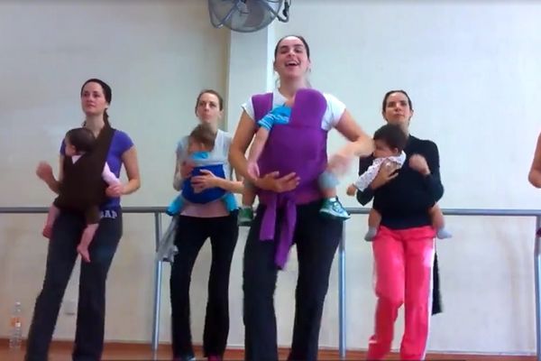Urnebesno: Mame đuskaju s bebama u rukama u latino ritmu (VIDEO)