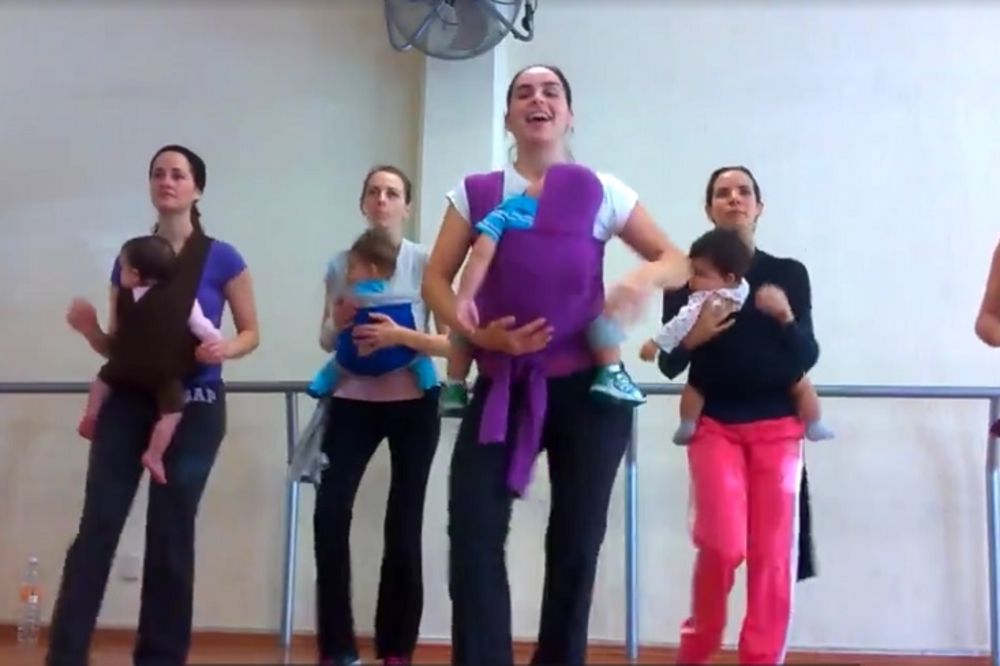 Urnebesno: Mame đuskaju s bebama u rukama u latino ritmu (VIDEO)