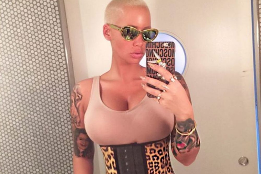 Skinula se Amber Rouz! Da li vam je Kim Kardašijan i dalje bolja? (FOTO)