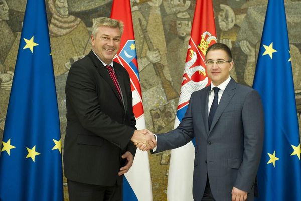 Stefanović i Ostojić našli rešenje za izbegličku krizu, hrvatski voz dolazi do Šida