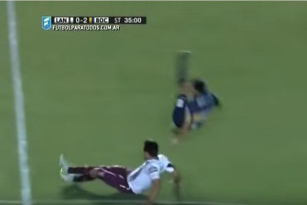 Pokušaj ubistva Teveza na terenu: Kako je ostao nepovređen?! (VIDEO)