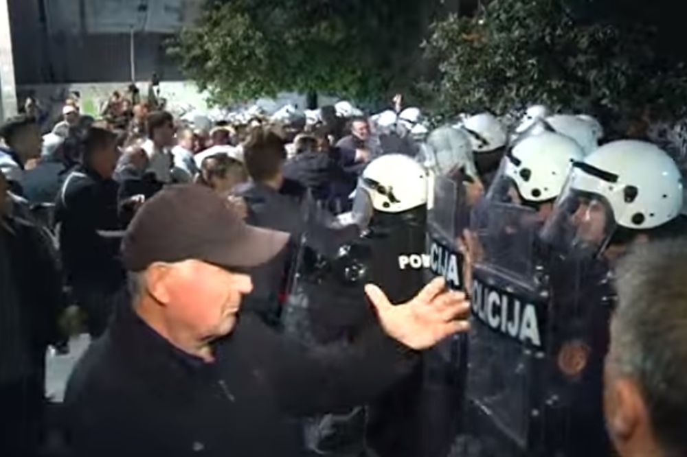 (UŽIVO) Sukob policije i demonstranata: Suzavac, šok bombe i pucnji u Podgorici! (FOTO) (VIDEO)