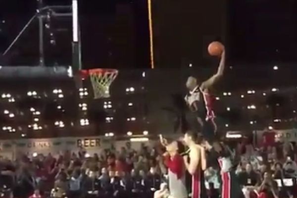 Imamo novog Vinsa Kartera: Klinac (18) zakucava preko trojice! (VIDEO)