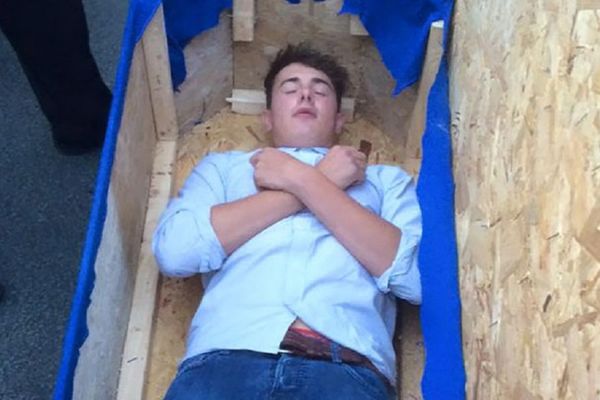 Sahranili su živog prijatelja - nećete verovati zbog čega! (FOTO)