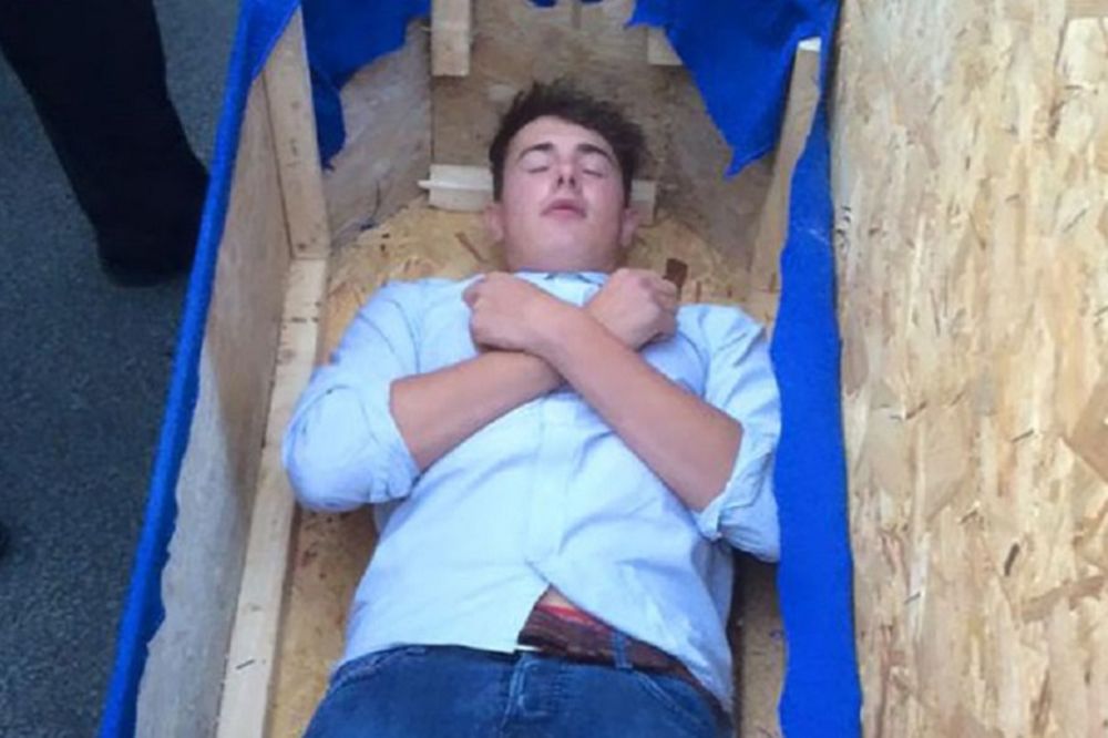 Sahranili su živog prijatelja - nećete verovati zbog čega! (FOTO)