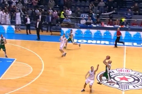 Muk u Pioniru: Košarkaš Krke pogodio trojku sa preko pola terena i utišao crno-bele! (VIDEO)