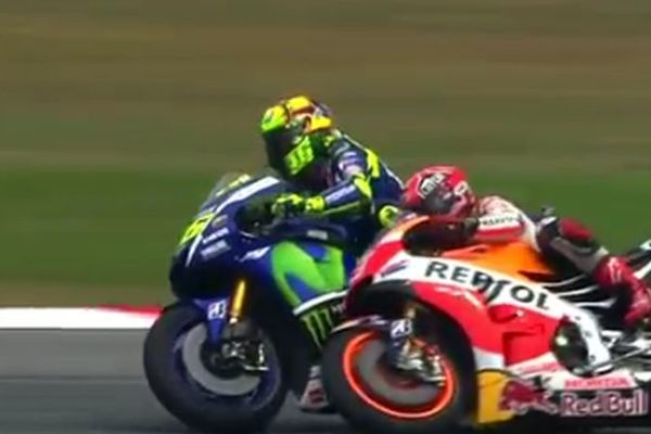 Neviđeni skandal: Rosi namerno oborio Markeza sa motora! (VIDEO)