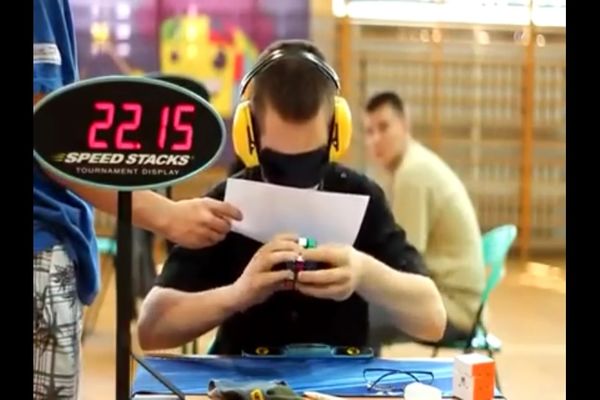 Hoću ovaj mozak: Složio Rubikovu kocku zatvorenih očiju! (VIDEO)