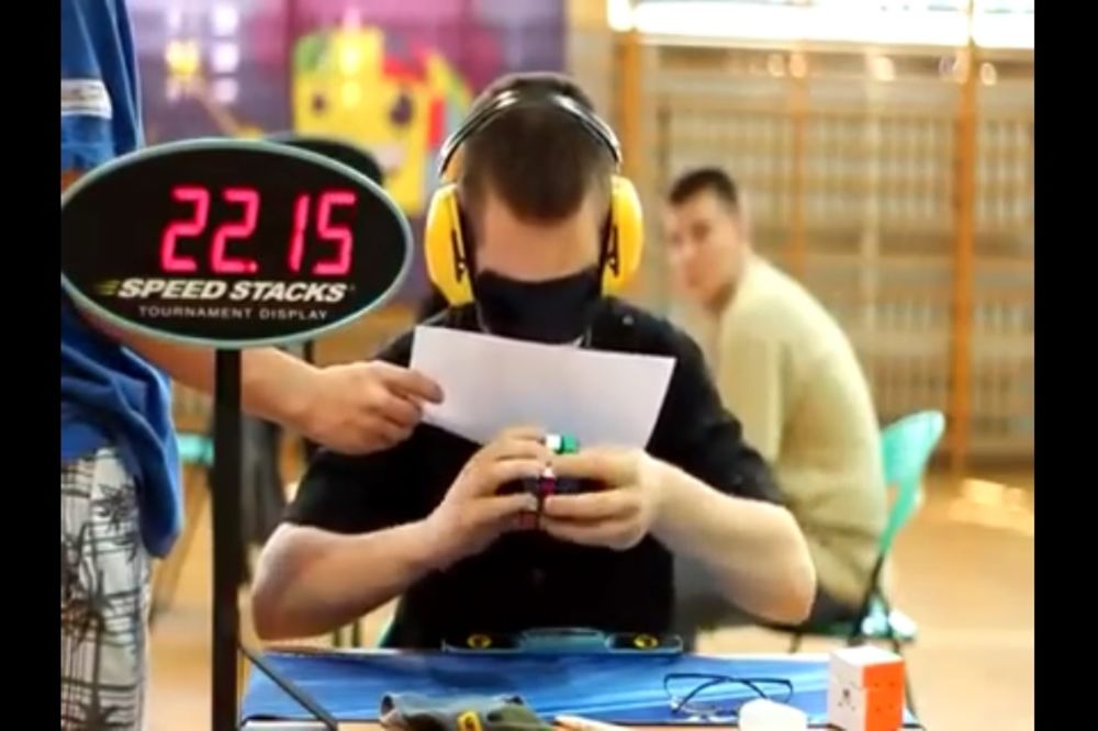 Hoću ovaj mozak: Složio Rubikovu kocku zatvorenih očiju! (VIDEO)