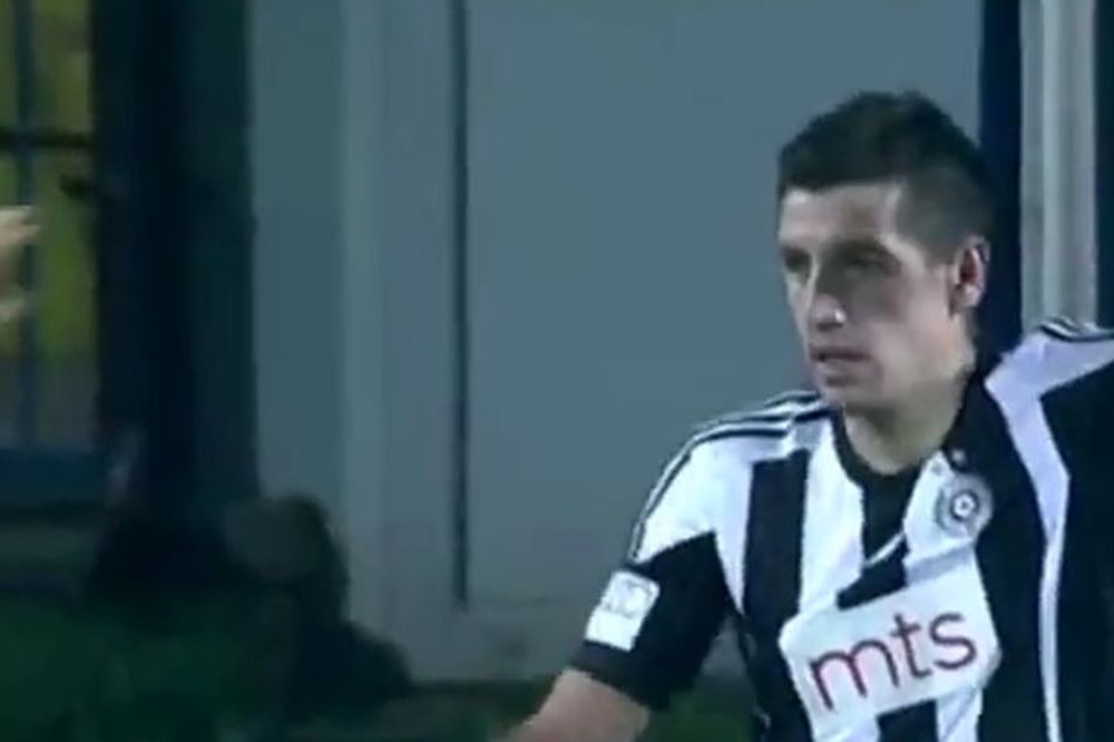 Prvo probacio kroz noge rivalu, a zatim pogodio mrežu: Šou Petra Grbića za 2:1 za Partizan u Lučanima!