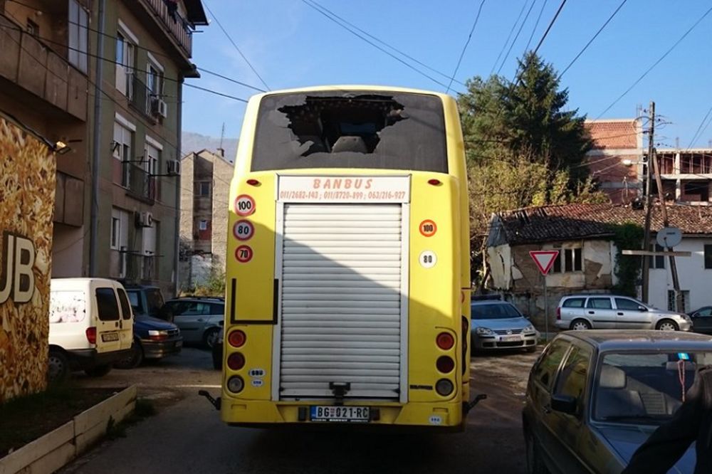 Incident u Peći: Albanci kamenovali autobus pun srpskih vernika!
