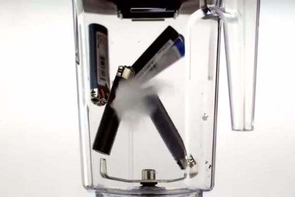 Ubacili su upaljače u blender: Ne možete da zamislite šta se desilo (VIDEO)