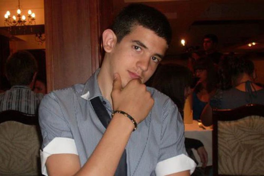 Tražili mu drogu, pa ga  napali: Košarkaš uboden nožem u srce na Kalemegdanu!