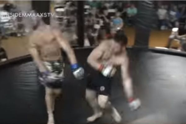 Ovakve nokaute smo viđali samo u filmovima: Kolenom ga okrenuo za 360 stepeni! (VIDEO)