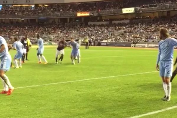 Njujork primio gol, a Pirla baš i nije zanimalo da ga spreči (VIDEO)