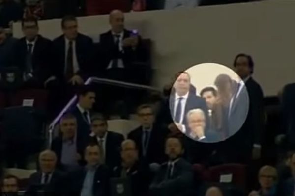 Mesi iskulirao devojku dok ju je ljubio da bi video gol Suareza! (VIDEO)