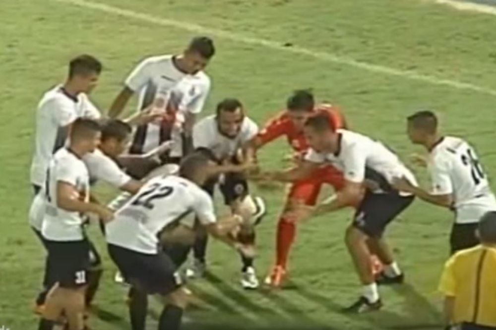 Dao je golčinu iz voleja, pa sa saigračima izveo trik koji nije viđen na fudbalskim terenima! (VIDEO)
