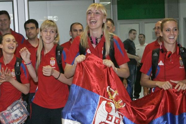 Pogađa i dok sedi na parketu: Seksi srpska košarkašica postigla neverovatan koš! (FOTO) (VIDEO)