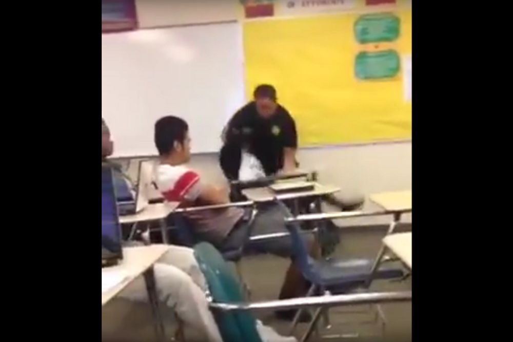 Ubio Boga u njoj: Policajac premlatio učenicu u učionici! (VIDEO)