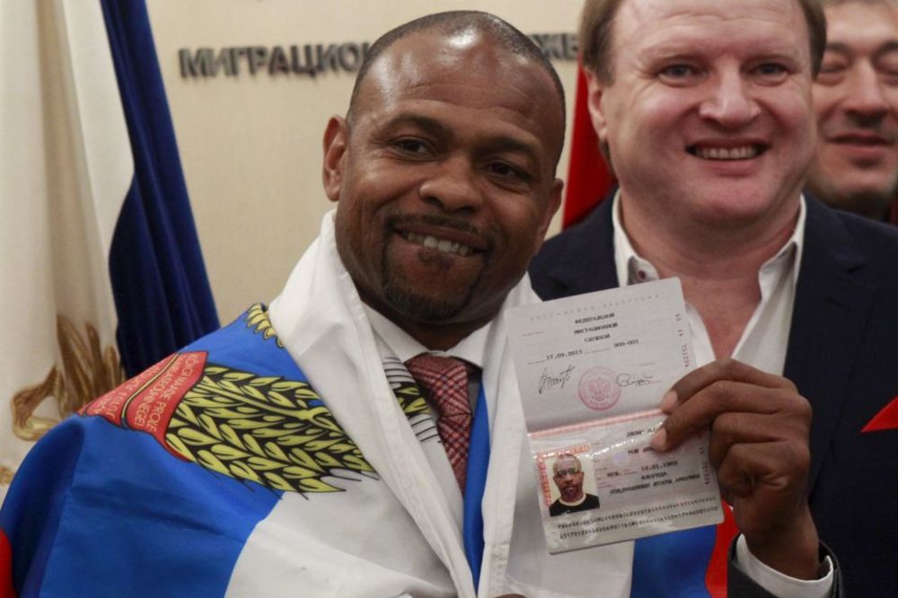 Putin predao ruski pasoš poznatom američkom razbijaču! (FOTO) (VIDEO)