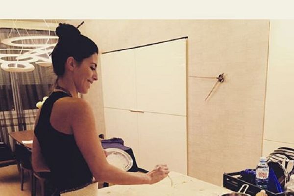 Čeda ima čime da se pohvali: Pogledajte u kakvom izdanju njegova žena mesi pitu! (FOTO)