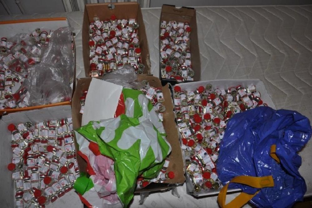 Zaplenjena doping sredstva od 1.000.000 dinara: Dileri uhapšeni dok su pakovali ampule! (FOTO)