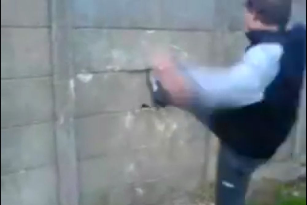 Šutiraj, vratiće ti se: Kakvu je samo zanimaciju našao ovaj bratić! (VIDEO)