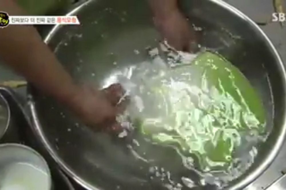 Vegetarijanci, navalite! Zapravo, bolje nemojte! Ova salata ipak nije za jelo! (VIDEO)