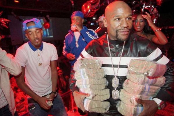 Bahato, bahatije, Flojd Mejveder! Bokser sa džakom para ušao u klub u Majamiju! (FOTO)