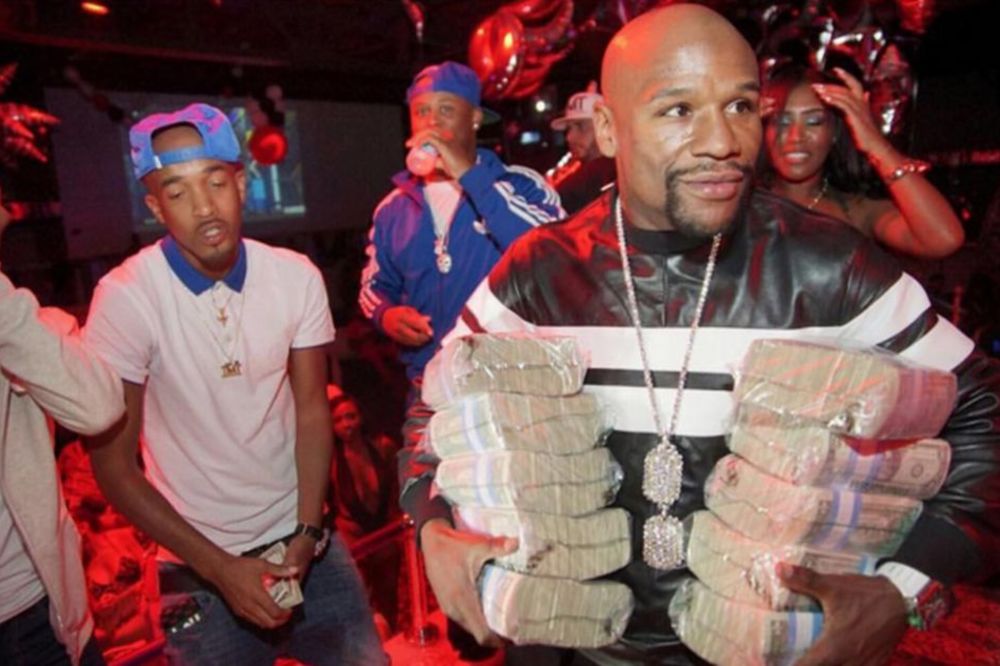 Bahato, bahatije, Flojd Mejveder! Bokser sa džakom para ušao u klub u Majamiju! (FOTO)