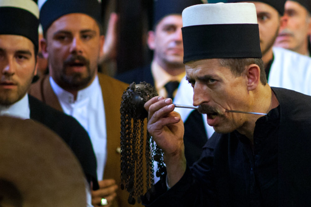 Oni ne osećaju bol: Čudesni svet metohijskih derviša (FOTO) (VIDEO)