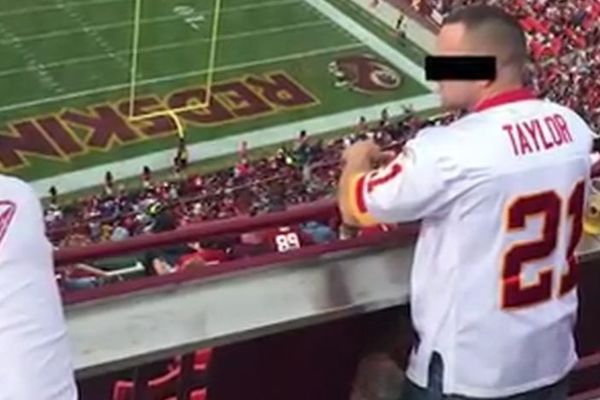 Devojka oralno zadovoljila navijača na NFL utakmici! (VIDEO)