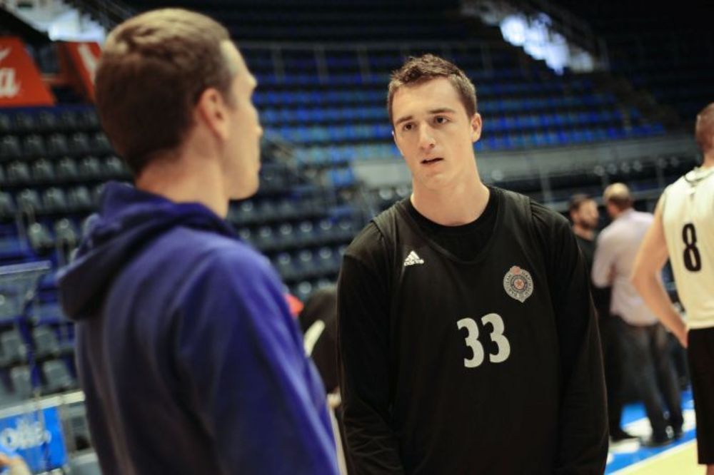 Nema TV prenosa Partizana u Kupu? Za Anđušića to nije bio problem, on je izašao na terasu! (FOTO)